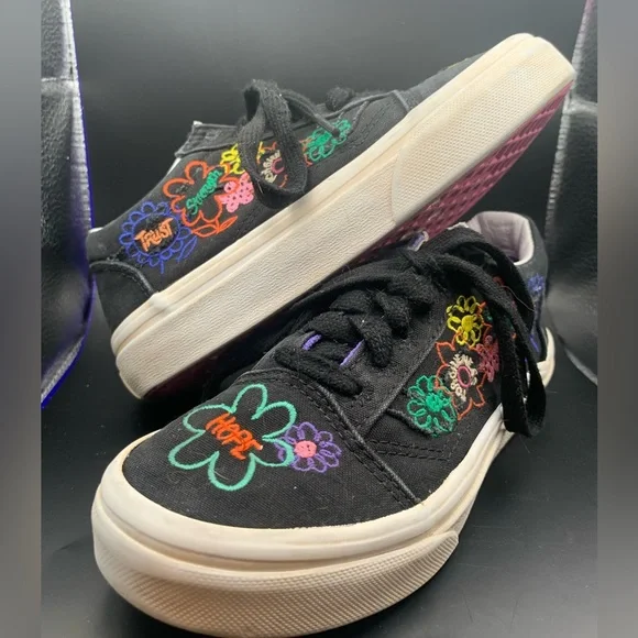 VANS skate shoes.US kids size 13.5. Decor on shoe-flowers, positive vibes - Picture 14 of 15